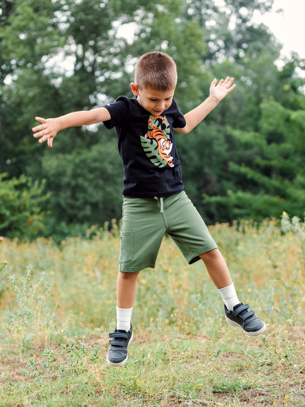Short Sleeve T-Shirt with (Jumping Tiger) Applique Emboidery - Black
