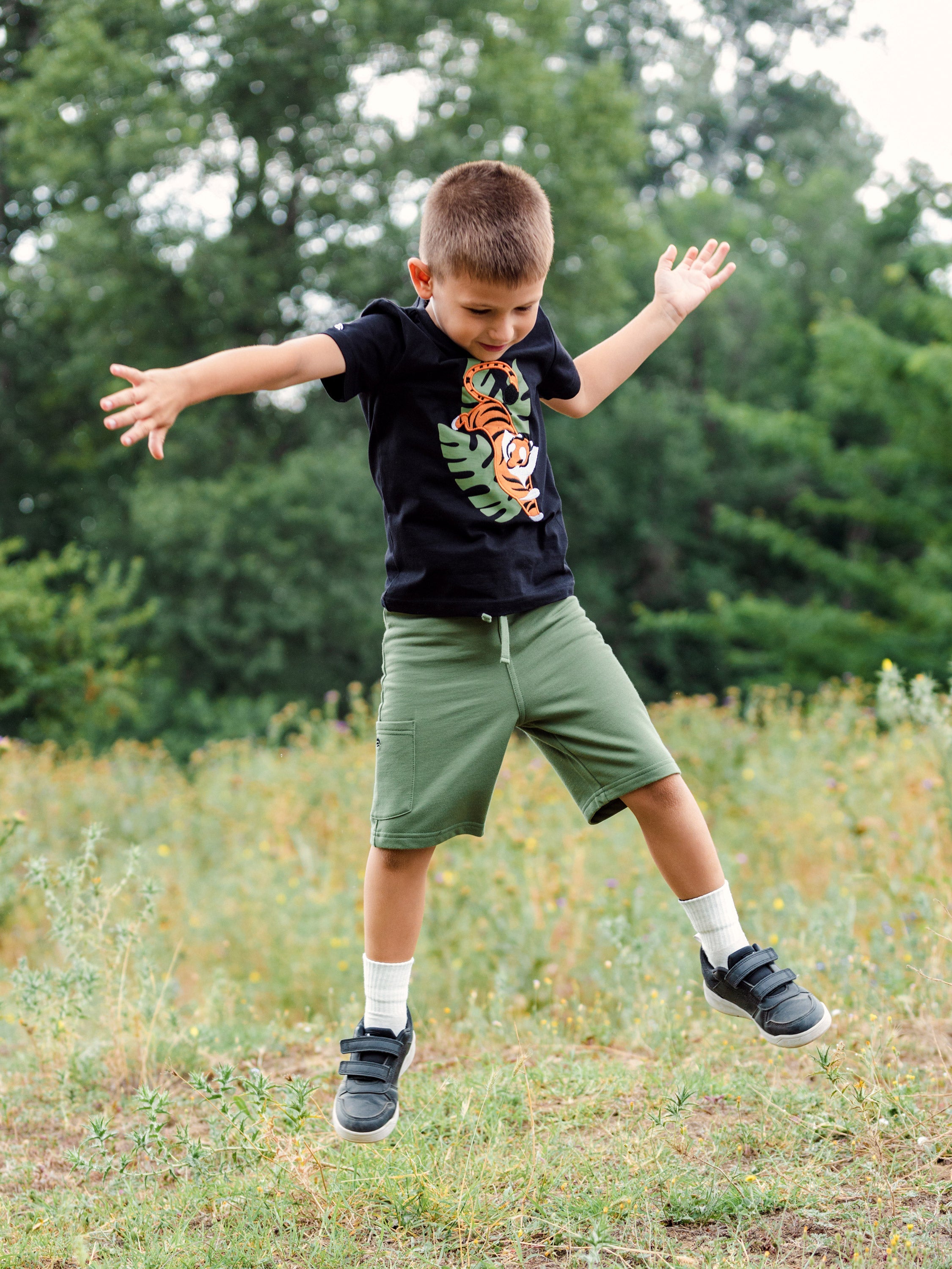 Short Sleeve T-Shirt with (Jumping Tiger) Applique Emboidery - Black