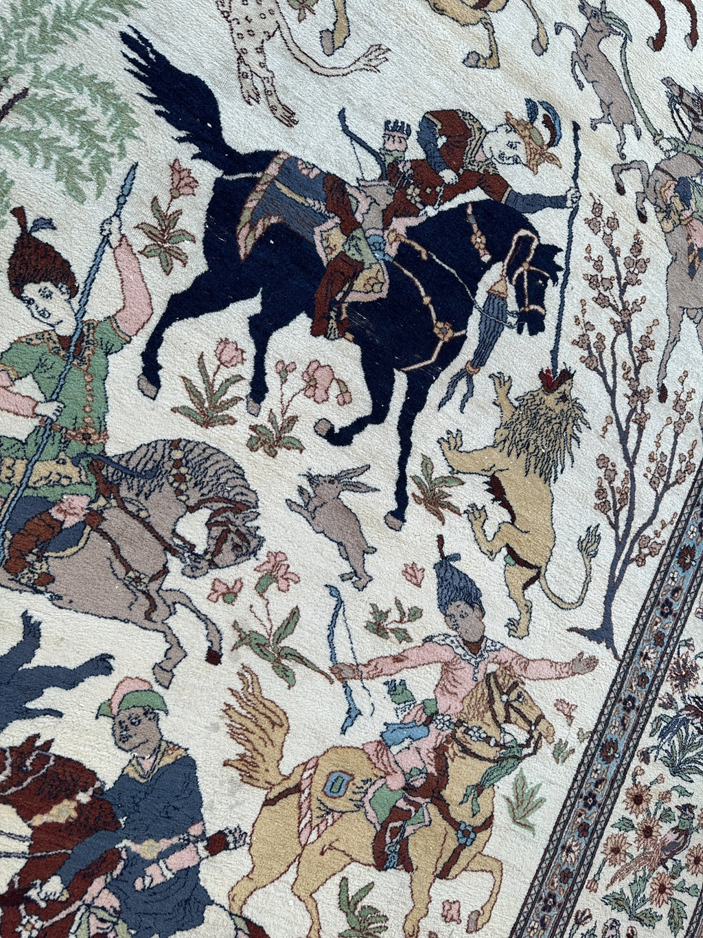 Hand-Knotted Lahore Hunting Scene Wool Rug – 8’ x 11’3” – Vintage 1950s Persian-Style Masterpiece