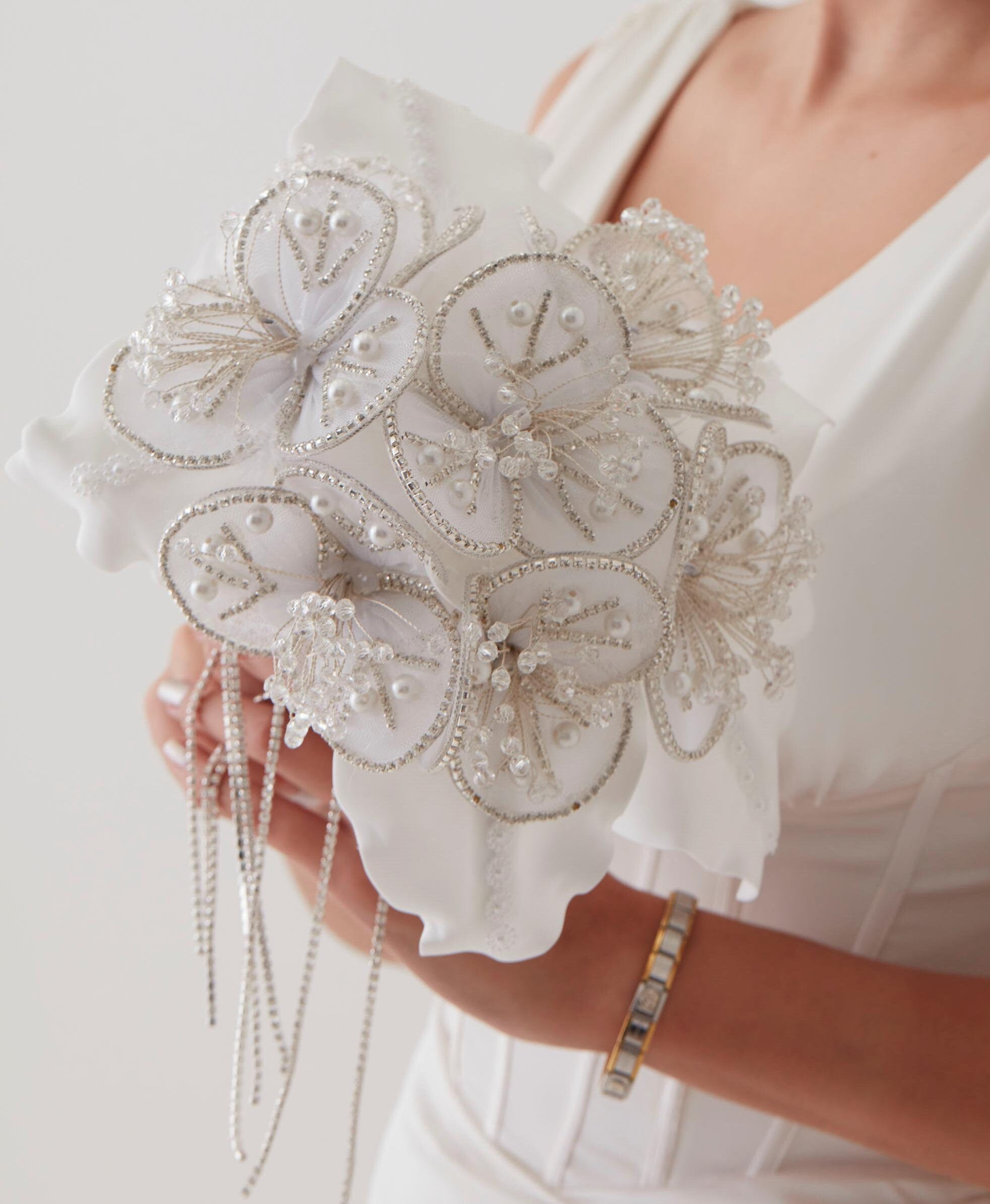 White Flower Bouquet – Ideal for Bridal, Quinceanera, or Proposal